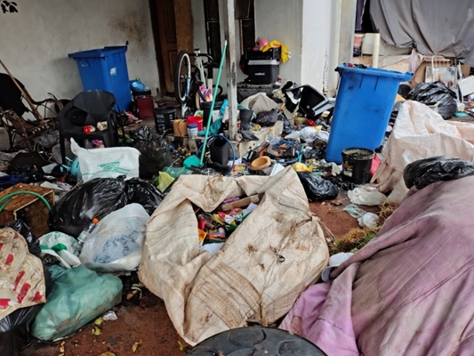 Prefeitura realiza limpeza casa insalubre com autorização judicial