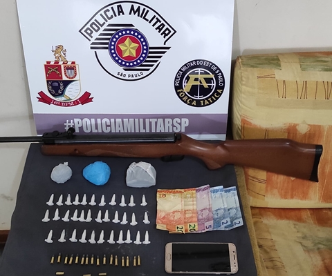 Traficantes presos pela Polícia Militar com arma e drogas