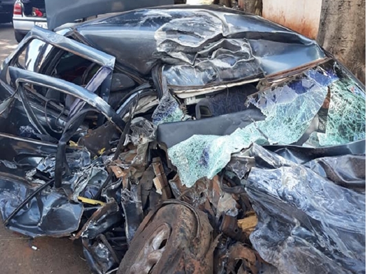 Carro da vítima ficou destruído 