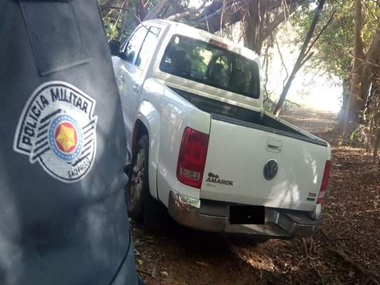 POLÍCIA MILITAR RECUPERA CAMINHONETE E PRENDE LADRÕES