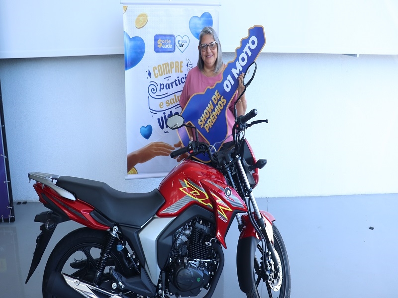 Moradora de Paulo de Faria ganha moto do 'Sorte Saúde'