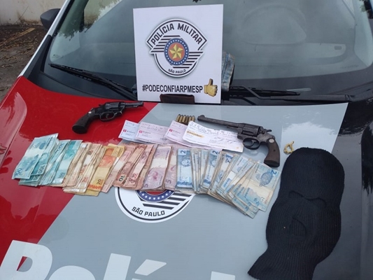 POLÍCIA MILITAR TROCA TIROS E PRENDE BANDIDOS APÓS PERSEGUIÇÃO
