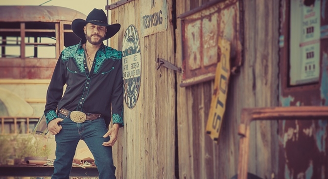 Sertanejão Manutti faz show na região neste sábado 