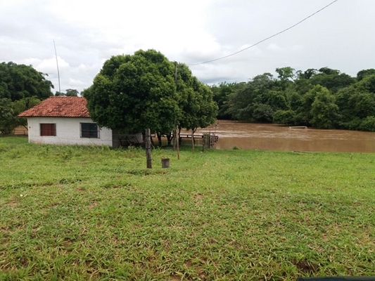 RIO SÃO JOSÉ TRANSBORDA E ENGOLE RANCHO E PRAINHA NA REGIÃO