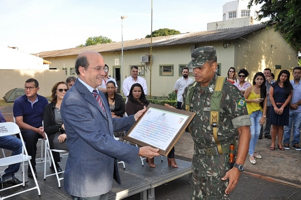 Prefeito João Dado prestigia comemoração do Dia do Exército 