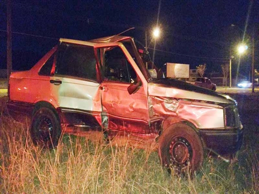 COLISÃO ENTRE DOIS CARROS NA AVENIDA PANSANI 