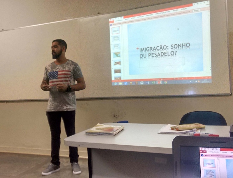 Bolsistas do Pibid debatem imigração com alunos estaduais