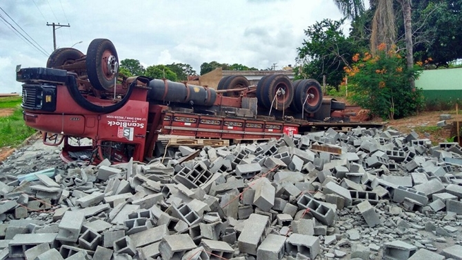 Caminhão carregado com bloco tomba em Dirce Reis 