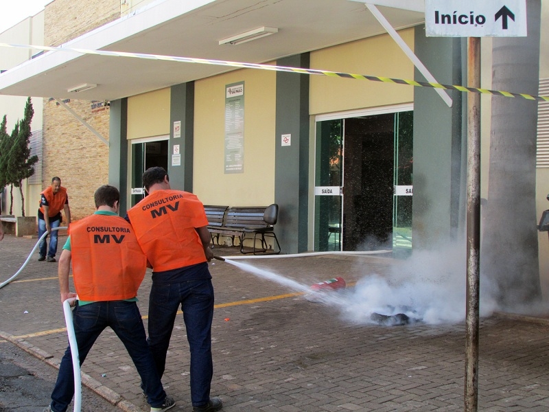 AME faz simulado de incêndio 