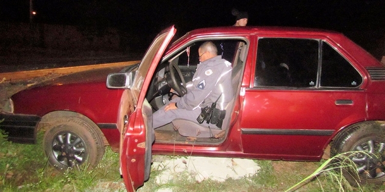 Policial salva motorista de ser atropelado por trem