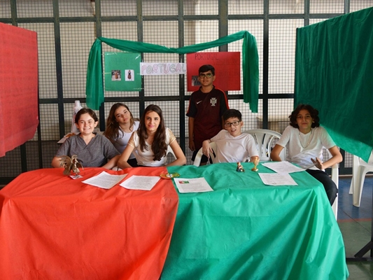 Estudantes fazem feira de trabalhos e apresentações medievais em Votuporanga