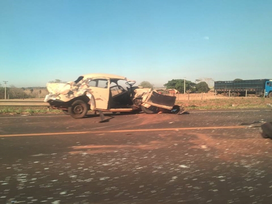 JOVEM DE 23 ANOS MORRE EM COLISÃO DE CARRO E CAMINHÃO