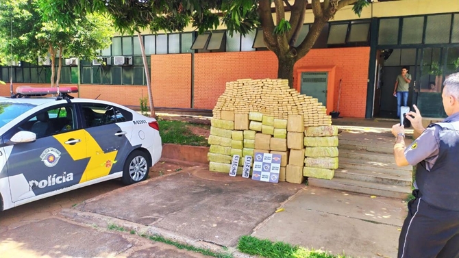 Polícia Rodovia apreende caminhonete com droga 