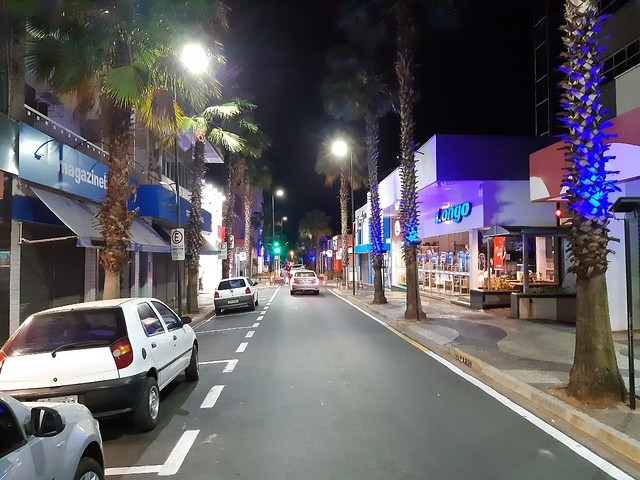 PREFEITURA TROCA LÂMPADAS NA RUA AMAZONAS