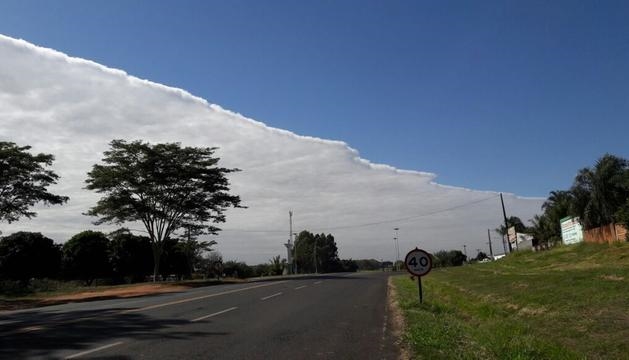 Lá vem o frio: chegada de nuvens faz espetáculo no céu