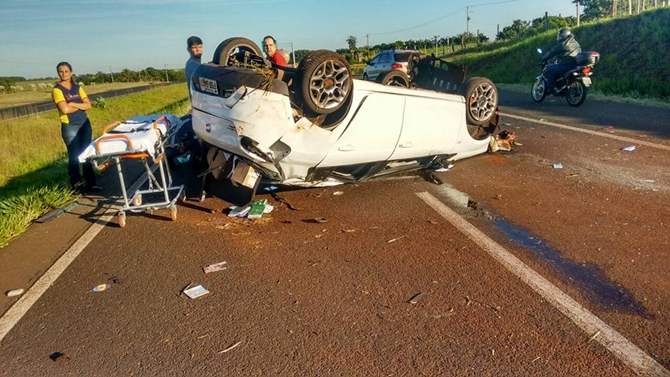 Carro de Votuporanga capota perto de Jales e fere motorista