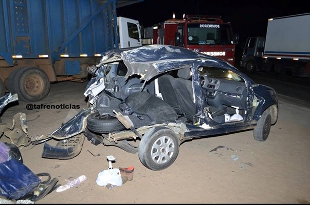 Acidente entre carro e ônibus mata jovem e deixa 2 gravemente feridas 