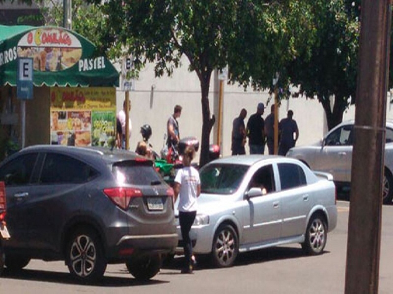 Bancária deposita R$ 100 mil em contas de ladrão durante ameaça