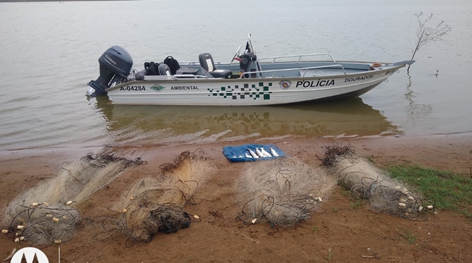 Pescador é multado por 'cercar' rio com rede