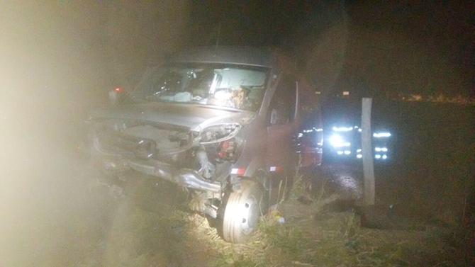 Van com mulheres de presos de Riolândia capota e deixa 2 vítimas graves