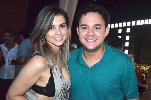 Ator comediante Gui Santana, do Pânico, curte carnaval de Votuporanga