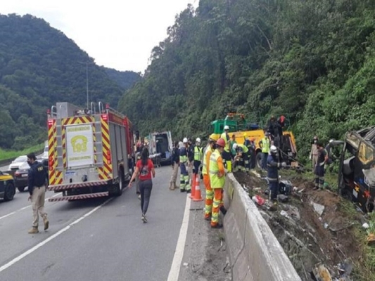 Acidente com ônibus deixa 14 mortos no Paraná