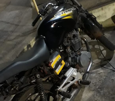 Polícia Militar recupera moto furtada e pega dois