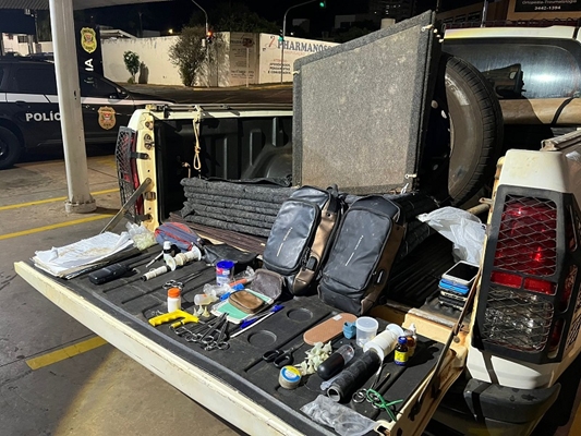 Dez pessoas detidas no local 