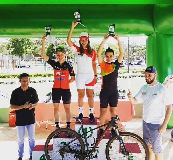 CICLISTAS NO TOPO DO PÓDIO