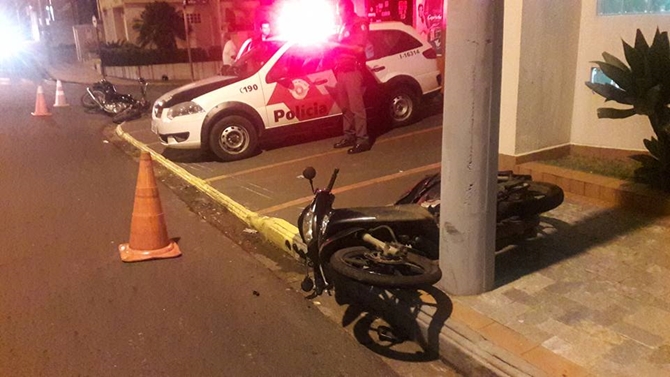 Duas motocicletas se chocam e ferem condutor e passageira