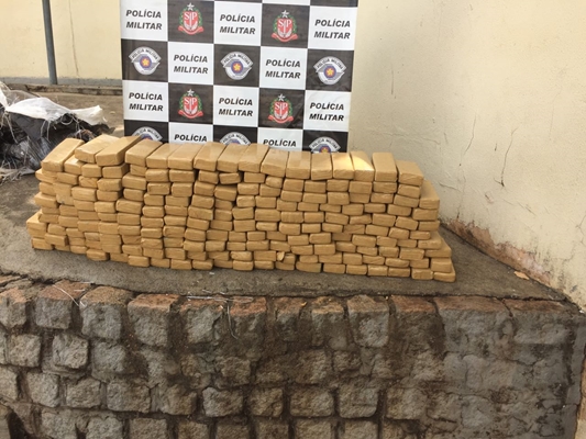Polícia Militar prende dois homens e 1 mulher com 126 kg de maconha 