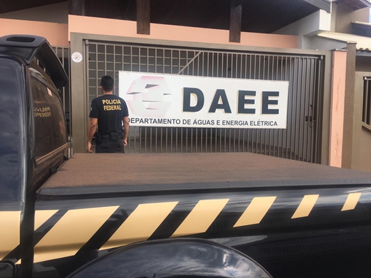 POLÍCIA FEDERAL DE JALES PRENDE 2 SERVIDORES DO DEPARTAMENTO DE ÁGUA