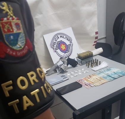 TRAFICANTE PRESO COM DROGA E ARMA NA ESTAÇÃO