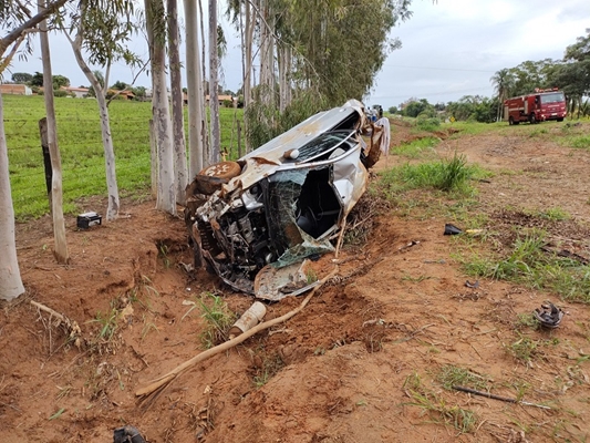 Mulher morre em capotamento de carro na Vila Carvalho