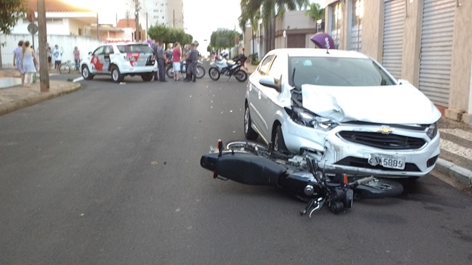 MOTOCICLISTA TENTA FUGIR DA POLÍCIA E COLIDE COM CARRO