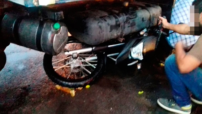 Moto fica enroscada em caminhão após colisão 