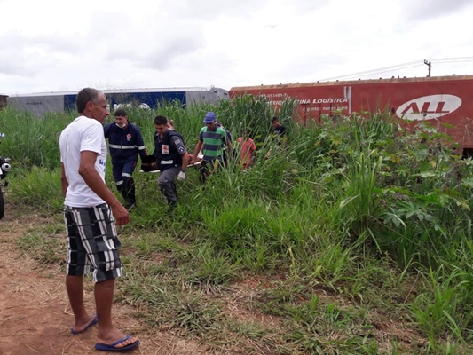 Criança de 2 anos se afoga em piscina e mulher é atropelada por trem