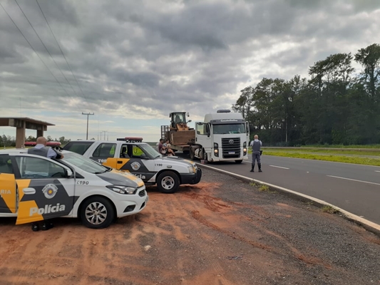 Ladrões roubam máquina perto de Riolândia e são presos em rodovia