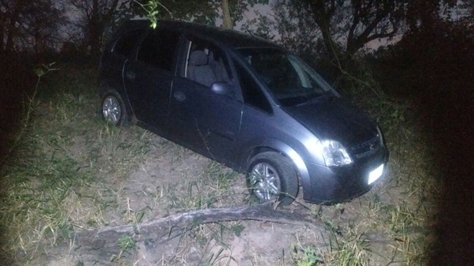 Carro foi abandonado distante do local