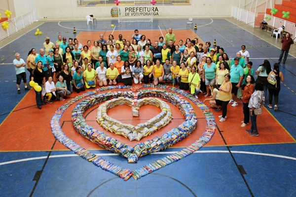 PESSOAL DA HIDROGINÁSTICA DOA 700 KG DE ALIMENTOS PRA SANTA CASA