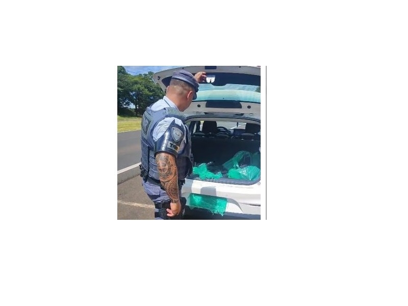 Polícia Rodoviária intercepta carro com 100 kg de maconha