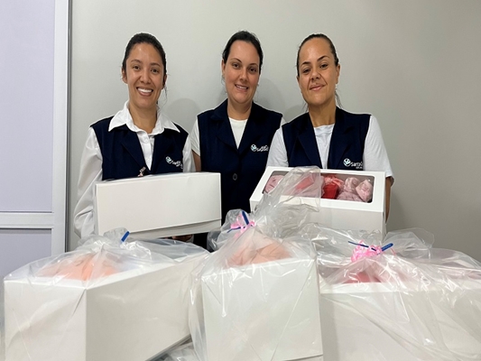 Santa Casa de Votuporanga entrega kits de enxoval para mães