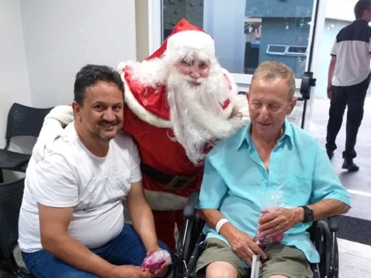 Ela é Papai Noel pra alegrar os pacientes da Santa Casa