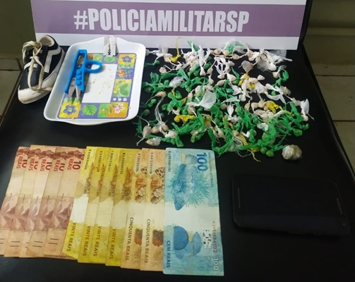 Traficantes escondiam drogas em tênis infantil