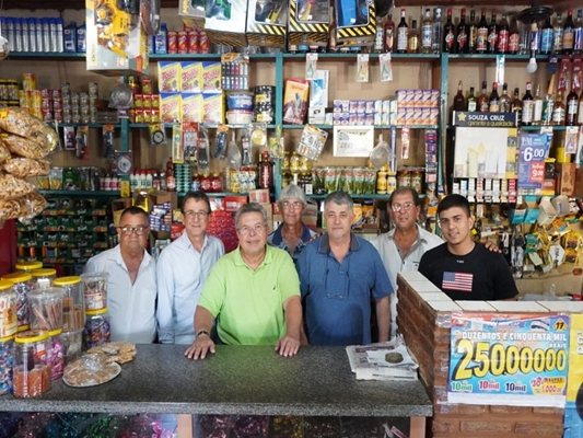 O parlamentar durante visita em Pedranópolis