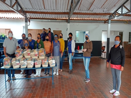 Engenharia da UNIFEV doa alimentos para Irmão Mariano