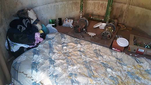 CAIXA D´ÁGUA SE TRANSFORMA EM MOTEL PRA MORADORES DE RUA