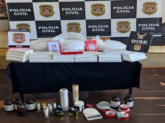 Droga e produtos para refino apreendidos