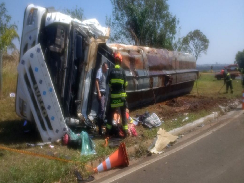 CARRETA COM ÓLEO TOMBA EM JALES