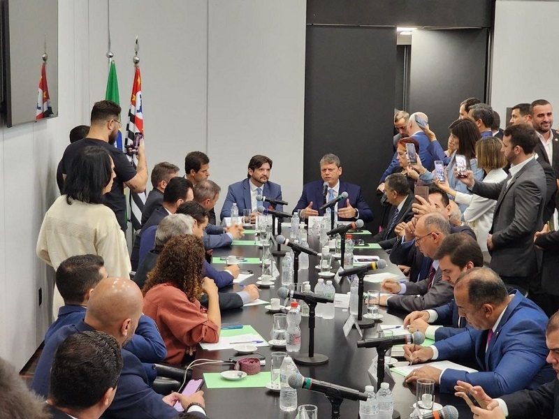 Governador entrega proposta de aumento salarial das Polícias Militar e Civil